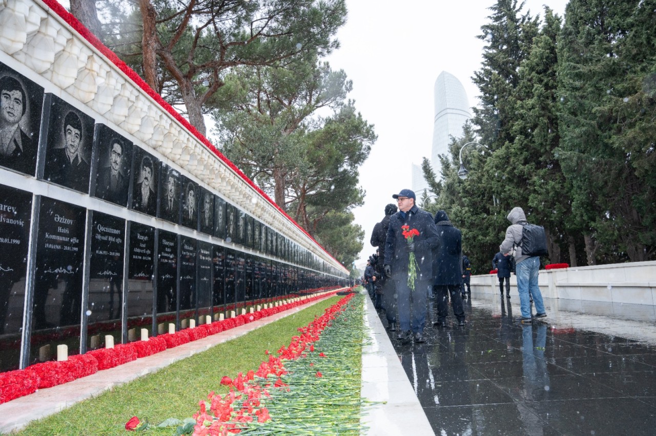 ETSN klollektivi Şəhidlər xiyabanını ziyarət etdi - FOTOLAR